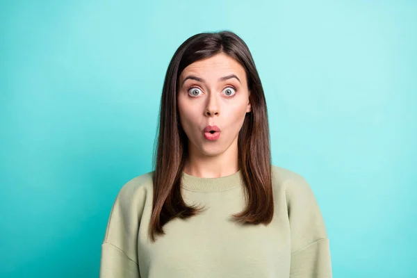 Foto portret van onder de indruk vrouw geïsoleerd op levendige teal gekleurde achtergrond — Stockfoto