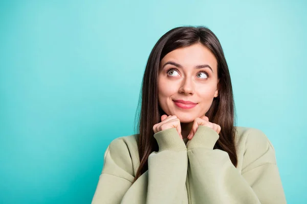 Retrato fotográfico de una mujer de ensueño cogida de la mano cerca de la cara mirando el espacio en blanco aislado sobre un fondo vivo de color cian — Foto de Stock