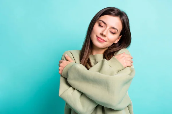 Foto retrato de mulher calma abraçando-se isolado no fundo colorido vívido teal — Fotografia de Stock