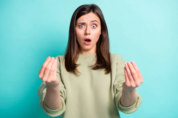 Foto portret van overstuur verward meisje tonen twee Italiaanse hand tekens geïsoleerd op levendige turquoise gekleurde achtergrond — Stockfoto