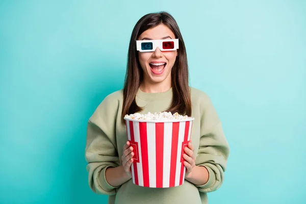 Photo portrait of cheerful screaming woman in 3d glasses holding big popcorn bucket isolated on vivid teal colored background — Stock Photo, Image