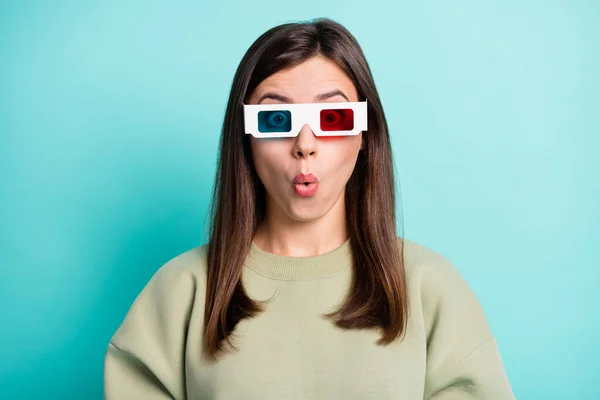 Foto porträtt av imponerad kvinna bär 3D-glasögon isolerad på levande teal färgad bakgrund — Stockfoto