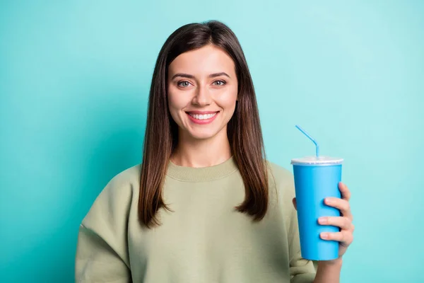 Foto porträtt av flicka som håller blå plast kopp läsk i ena handen isolerad på levande cyan färgad bakgrund — Stockfoto