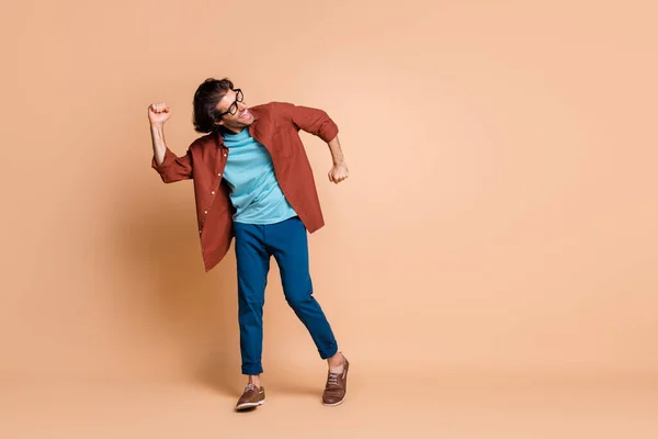 In voller Länge Foto von Mann Tanz offenen Mund tragen Spezifikationen braun T-Shirt Hose Schuhe isoliert beige Farbe Hintergrund — Stockfoto