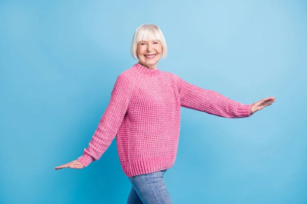 Foto portrét roztomilé starší ženy pózovat chůze izolované na pastelové modré barevné pozadí — Stock fotografie