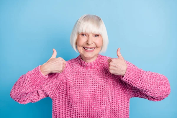 Foto-Porträt einer älteren Frau zeigt zwei Daumen nach oben isoliert auf pastellblauem Hintergrund — Stockfoto