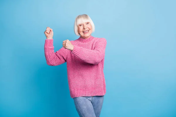 Foto porträtt av glada äldre kvinna dansar håller händerna åt sidan isolerad på pastell blå färgad bakgrund — Stockfoto