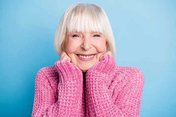 Zdjęcie zadowolonej osoby w podeszłym wieku uśmiech trzymając się za ręce na policzkach nosić sweter odizolowany na tle niebieskiego koloru — Zdjęcie stockowe