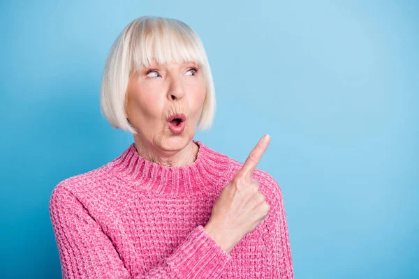 Foto retrato de impressionado mulher velha apontando dedo olhando para o espaço em branco isolado no fundo de cor azul pastel — Fotografia de Stock