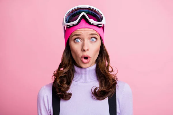 写真ポートレートの驚くべき女性でスポーツウェア孤立でパステルピンク色の背景 — ストック写真