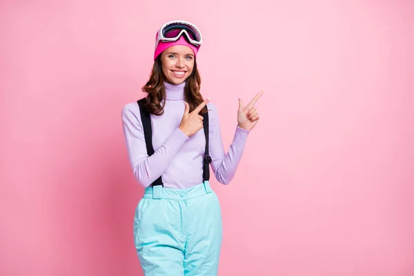 魅力的な波状の若い女性の国境の写真は、セーター眼鏡を指を指して空のスペース孤立ピンク色の背景 — ストック写真