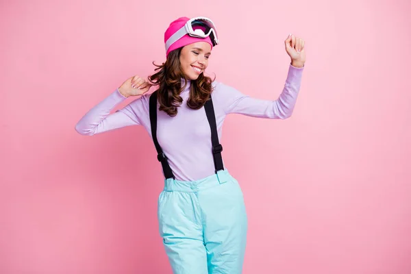 光沢のある女性のスキーヤーの写真は、バイオレットセーターゴーグルマスクダンスは、コピースペースを空に見えるピンク色の背景を隔離 — ストック写真