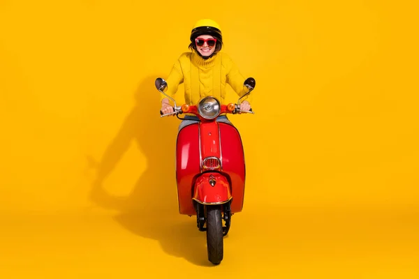 Foto gadis mengendarai sepeda retro merah terisolasi pada latar belakang berwarna kuning cerah — Stok Foto