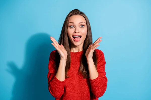 Foto di stupito ragazza positiva impressionato urlo usura pullover isolato su sfondo di colore blu — Foto Stock