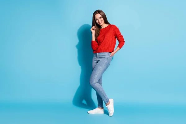 Foto de longitud completa de agradable chica encantadora toque pelo desgaste jersey aislado sobre fondo de color azul — Foto de Stock