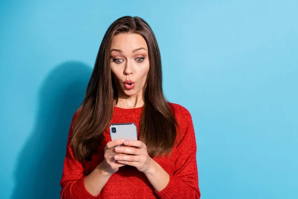 Фото дивовижної дівчини використовують смартфон в соціальних мережах інформаційний одяг пуловер ізольований синій колір фону — стокове фото