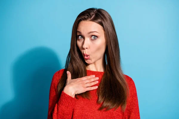 Sie laden mich auf Datum omg ein. Erstaunt Flirt Mädchen Punkt Hand selbst tragen Pullover isoliert über blauer Farbe Hintergrund — Stockfoto