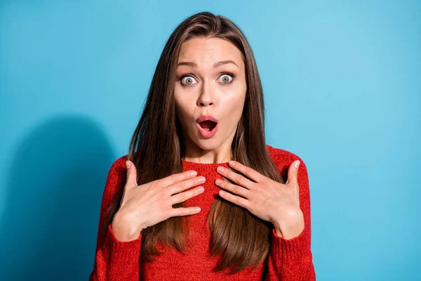 Portret van verbaasd meisje schreeuwen wijzen zelf handen dragen pullover geïsoleerd over blauwe kleur achtergrond — Stockfoto