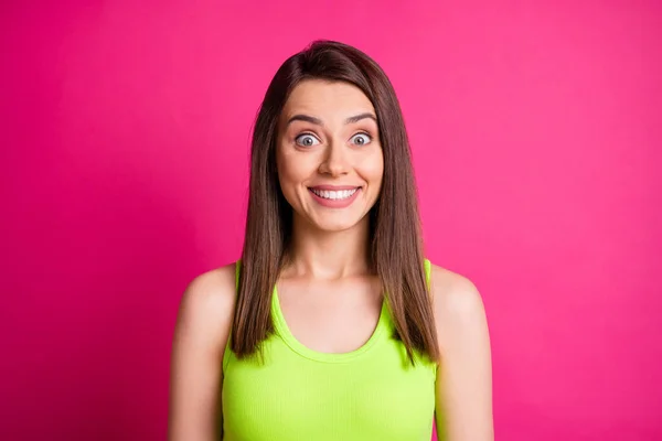 Porträtt av förvånad härlig positiv brunett lång raka hår flicka bära kalk topp isolerad på levande rosa bakgrund — Stockfoto
