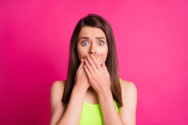 Foto de impactada bonita joven boca cerrada confundir vestido verde superior aislado sobre fondo rosa vibrante —  Fotos de Stock