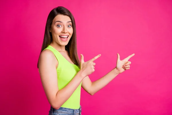 Profil fotografie překvapené legrační dáma ukazují prsty prázdný prostor otevřená ústa nosit zelenou vrchol izolované jasně růžové barvy pozadí — Stock fotografie