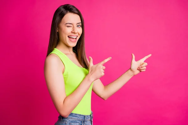 Perfil foto de menina coquete funky direto dedos espaço vazio fechar o olho desgaste verde topo isolado vívido cor de rosa fundo — Fotografia de Stock