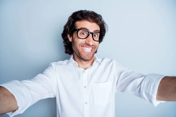 Foto de joven excitado hombre árabe feliz sonrisa dentada hacer tomar selfie aislado sobre fondo de color gris — Foto de Stock