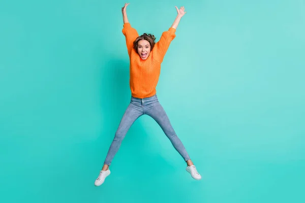 Foto tubuh penuh gadis muda bersemangat tersenyum positif bersenang-senang melompat terisolasi atas warna latar belakang pirus — Stok Foto