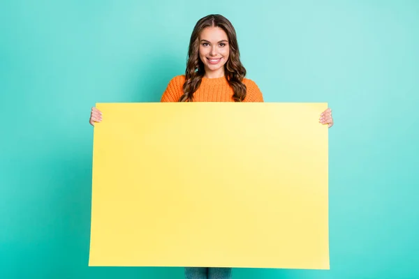 Foto de chica atractiva joven feliz sonrisa positiva celebrar cartel cartel anuncio aislado sobre fondo de color verde azulado —  Fotos de Stock