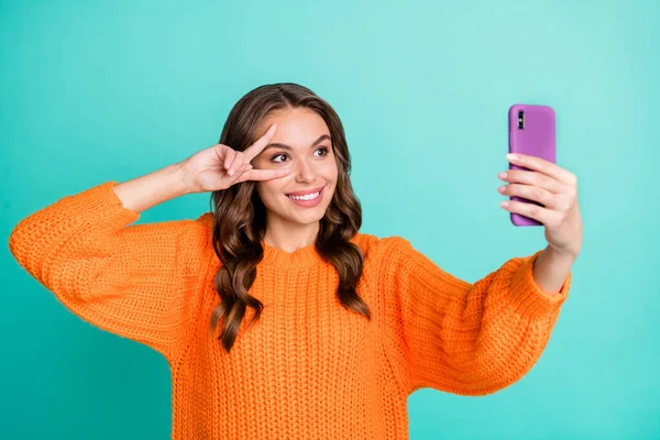 Foto von jungen Mädchen glücklich lächeln Selfie Handy zeigen Frieden cool V-Zeichen isoliert über Krickente Farbe Hintergrund — Stockfoto