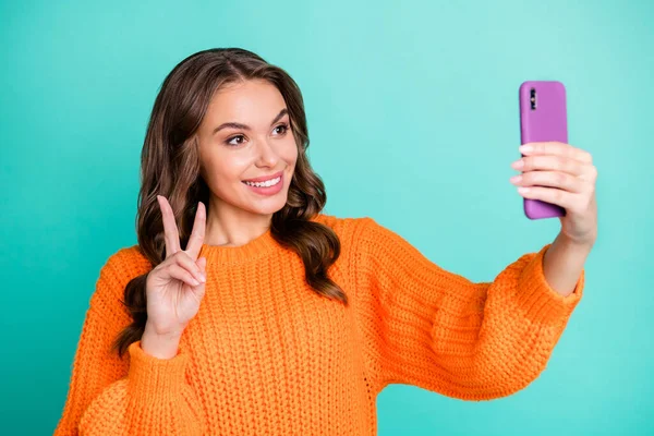 Foto de la joven atractiva hermosa alegre alegre chica sonriente mostrar v-signo tomar selfie en el teléfono aislado sobre fondo de color verde azulado — Foto de Stock