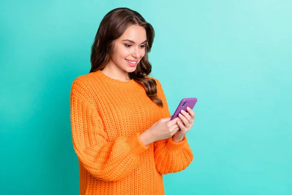 Foto de jovem atraente menina feliz sorriso positivo ler tipo de chat sms smartphone isolado sobre cor turquesa fundo — Fotografia de Stock