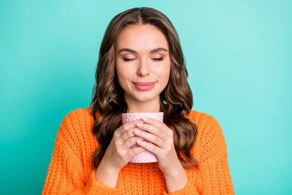 Portret van jong mooi glimlachend meisje ruiken thee drinken koffie genieten pauze tijd geïsoleerd op teal kleur achtergrond — Stockfoto