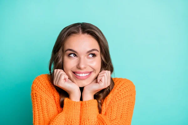 Foto di giovane ragazza attraente felice sorriso positivo sogno sguardo sognante spazio vuoto isolato su sfondo di colore turchese — Foto Stock