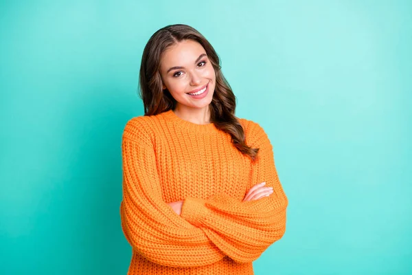 Foto de joven atractiva sonriente alegre chica positiva encantadora con las manos dobladas aisladas sobre fondo de color turquesa — Foto de Stock