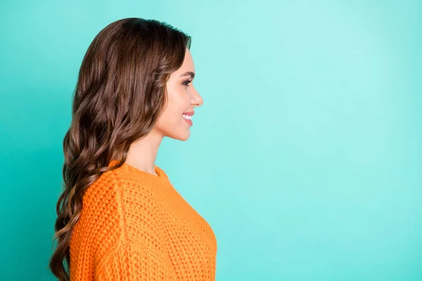 Foto del lado del perfil de la joven atractiva alegre sonrisa positiva chica mirada espacio vacío aislado sobre fondo de color verde azulado —  Fotos de Stock