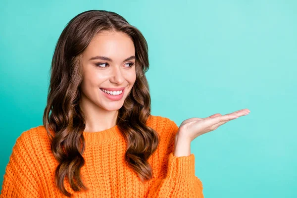 Foto di giovane ragazza attraente felice sorriso positivo sguardo vuoto spazio presente offerta prodotto isolato su sfondo color verde acqua — Foto Stock