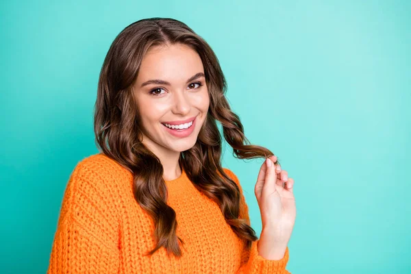 Photo de jeune fille attrayante heureux sourire positif coquette coquettiste isolé sur fond de couleur turquoise — Photo