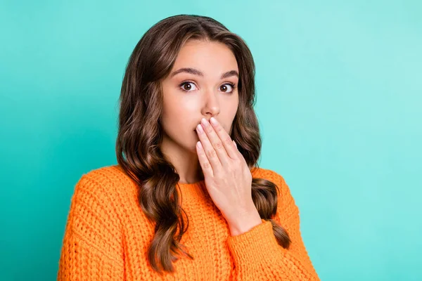 Foto de chica joven miedo mano nerviosa cubrir los labios culpable error fallar aislado sobre fondo de color verde azulado — Foto de Stock