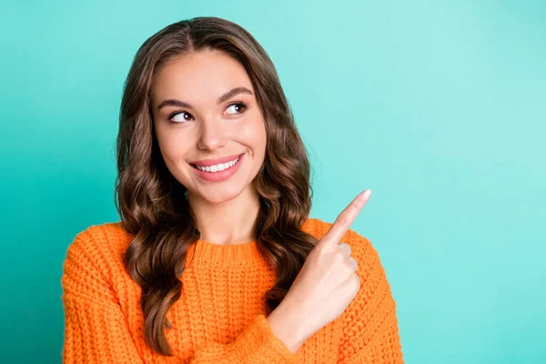 Foto av ung flicka glad positiv leende utseende indikerar finger tomt utrymme annons promo välja föreslå isolerad över teal färg bakgrund — Stockfoto