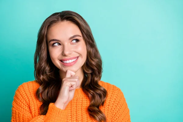 Foto di giovane ragazza felice sorriso sogno sognante pensare indovinare guardare lo spazio vuoto isolato su sfondo di colore turchese — Foto Stock