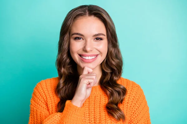 Foto de jovem mulher alegre atraente feliz sorriso positivo acho que mão toque queixo isolado sobre fundo cor teal — Fotografia de Stock