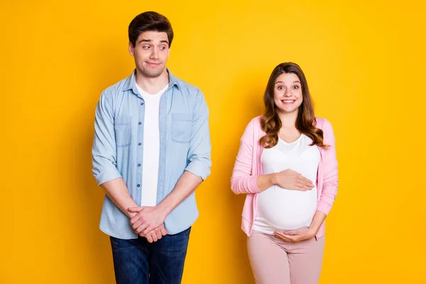 Foto de casal jovem otimista stand mulher grávida usar roupas casuais isolado no fundo de cor amarela — Fotografia de Stock