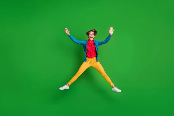 Фотографія повного розміру тіла недбалої студентки, яка стрибає, як зірка, ізольована на яскраво-зеленому кольоровому фоні — стокове фото
