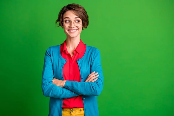 Foto de menina alegre feliz sorriso positivo sonho sonhador cruzado mãos olhar espaço vazio isolado sobre fundo de cor verde — Fotografia de Stock