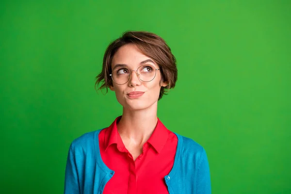 Retrato de jovens pensativo curioso sonhador menina olhar copyspace usar óculos isolados no fundo cor verde — Fotografia de Stock