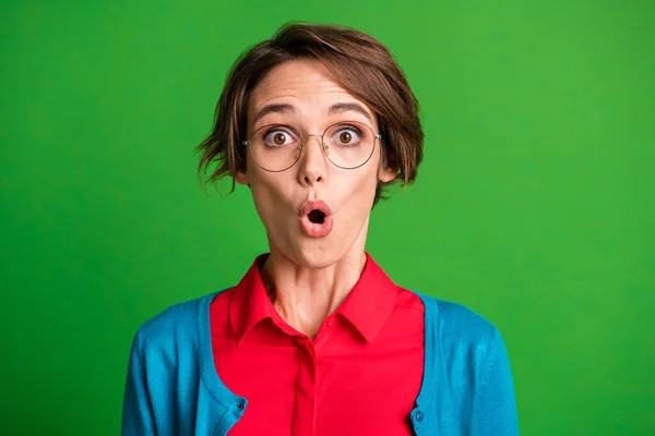 Retrato de joven hermosa sorprendido impresionado impresionado chica sin palabras usar gafas aisladas sobre fondo de color verde — Foto de Stock