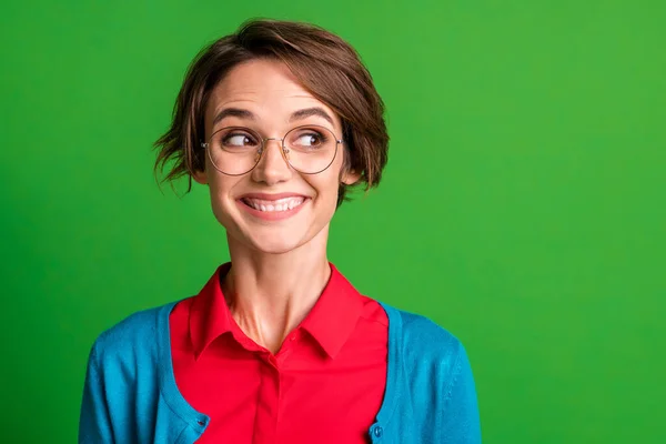 Portret van jong mooi glimlachend vrolijk nieuwsgierig meisje dragen bril kijken copyspace geïsoleerd op groene kleur achtergrond — Stockfoto