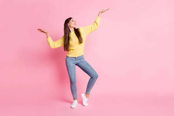 Full size foto di giovane bella carina affascinante ragazza sorridente guardare le mani danza isolata su sfondo di colore rosa — Foto Stock