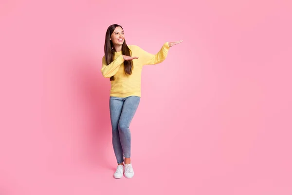 Full size foto di giovane bella sorridente buon umore ragazza sguardo copyspace danza isolato su sfondo di colore rosa — Foto Stock
